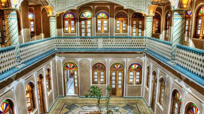 حیاط هتل سنتی فاضلی یزد حیاط هتل سنتی فاضلی یزد